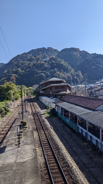 【京都府】笠置キャンプ場／2022年秋のソロ徒歩キャンプと紅葉@笠置山自然公園／JR笠置駅から見上げた笠置山