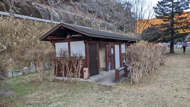 【兵庫県】知明湖キャンプ場(川西市)/2022年晩秋と初霜のソロ徒歩キャンプ〜前編〜/トイレ@Eサイト