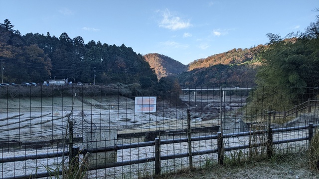 【兵庫県】知明湖キャンプ場（川西市）／2022年晩秋と初霜のソロ徒歩キャンプ〜後編〜／Eサイトの向こう側「国崎せせらぎ広場？」